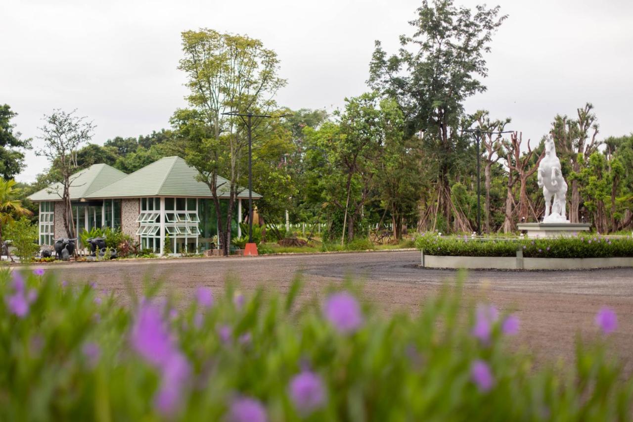 Hotel The Chamuang Forest Nakhon Nayok Exterior foto